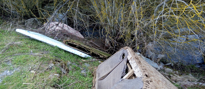 Basura en la orilla del ro Izarilla