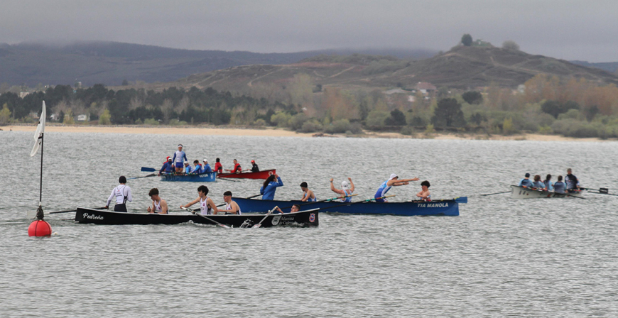 Los bateles surcan el Embalse del Ebro