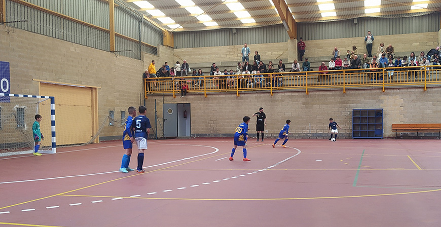 Los benjamines de Enmedio preparan el Campeonato de Espaa de Ftbol Sala con la Escuela de Ftbol de Oviedo