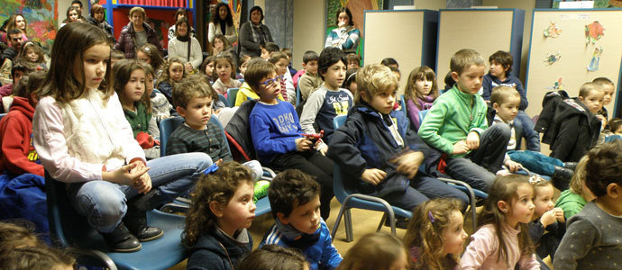 La Biblioteca Infantil de Reinosa se llen para ver a Kolumelah