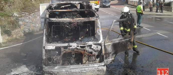Bomberos del 112 sofocan un incendio en una furgoneta en Fontibre