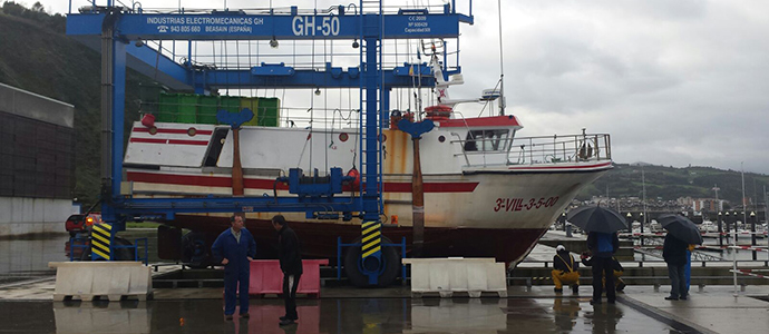 Bomberos del 112 achican agua de un barco asturiano para evitar que se hunda 