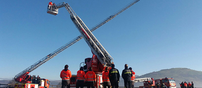 Los bomberos del 112 amplan su formacin en el manejo de autoescalas
