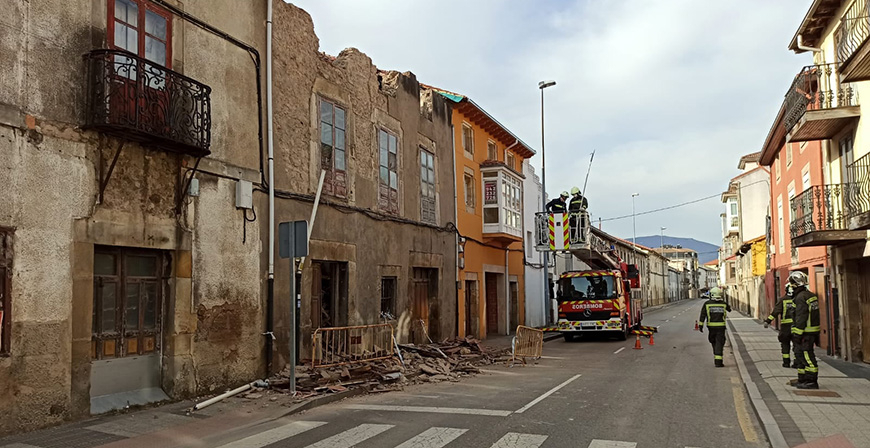 Los bomberos del 112 derriban parte de la fachada de una vivienda de la Avenida Cantabria por riesgo de desprendimiento 
