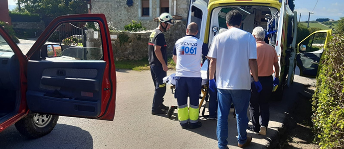 Los bomberos del 112 evacuan a un hombre de 75 aos de una senda de San Vicente de la Barquera