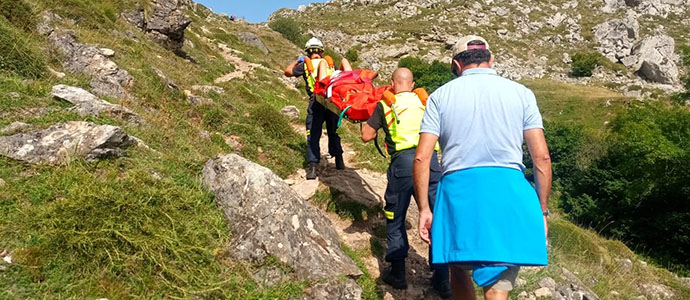 Los bomberos del 112 evacuan a una senderista lesionada en Camaleo