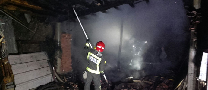 Los bomberos del 112 extinguen dos incendios en cobertizos
