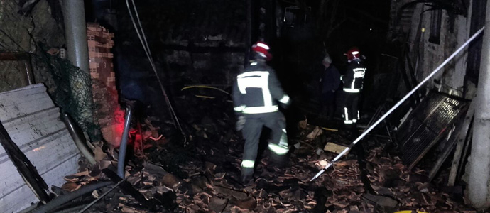 Los bomberos del 112 extinguen dos incendios en cobertizos