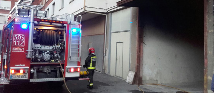 Los bomberos del 112 extinguen dos incendios en un garaje y una leera de Ojedo