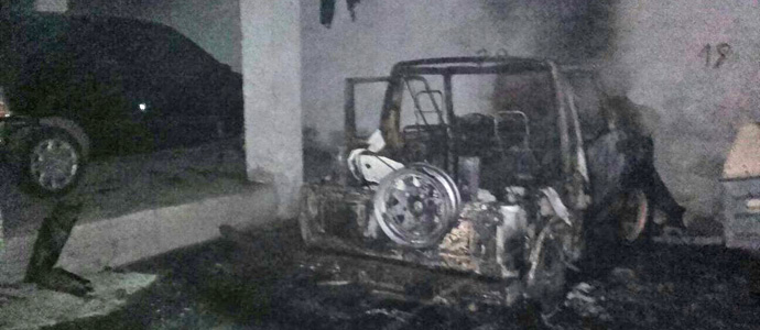Los bomberos del 112 extinguen dos incendios en un garaje y una leera de Ojedo