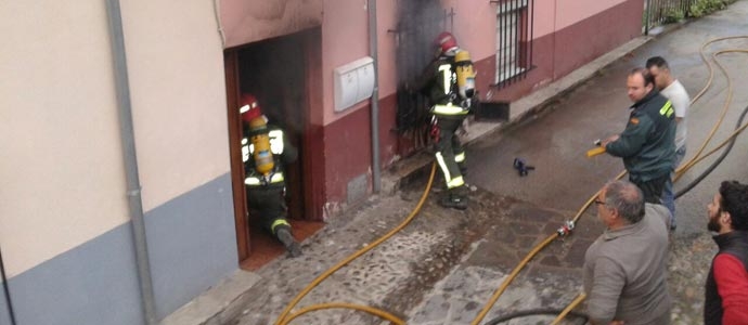 Los bomberos de 112 extinguen dos incendios en Potes y Brcena de Cicero