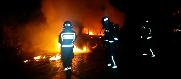 Los bomberos del 112 extinguen dos incendios en vehculos
