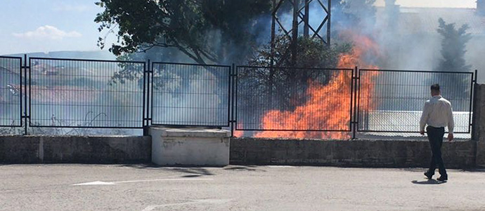 Bomberos del 112 extinguen un fuego junto a Mercadona
