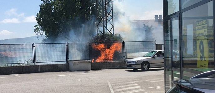 Bomberos del 112 extinguen un fuego junto a Mercadona