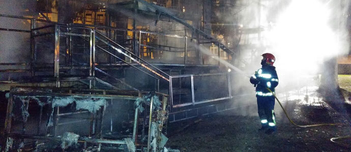 Los bomberos del 112 extinguen el incendio de una atraccin de feria en Noja