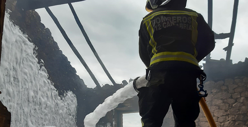 Los bomberos del 112 extinguen un incendio en una cabaa de San Felices de Buelna