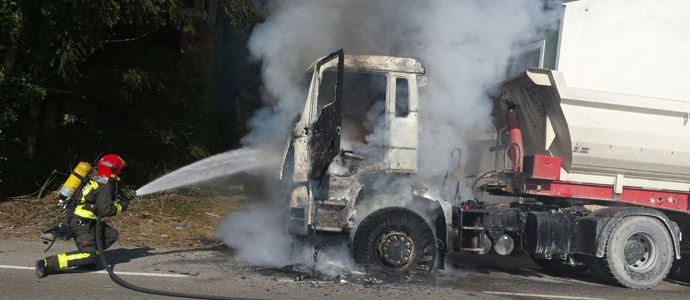 Bomberos del 112 extinguen el incendio de un camin en Sobarzo
