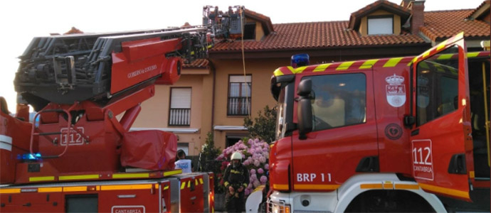 Los bomberos del 112 extinguen un incendio en un chalet en Comillas