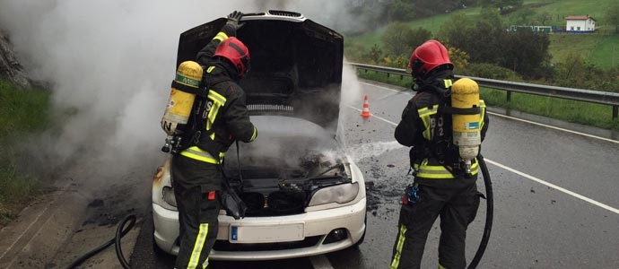 Los bomberos del 112 extinguen el incendio de un coche en el Alto de Hijas