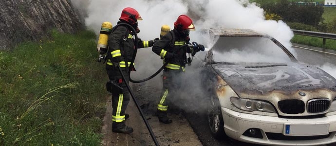 Los bomberos del 112 extinguen el incendio de un coche en el Alto de Hijas