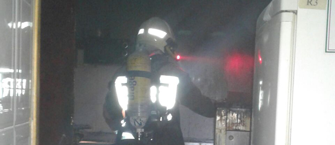 Los bomberos del 112 extinguen un incendio en la cocina de una cafetera de Comillas