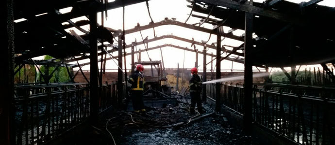Bomberos del 112 extinguen un incendio en una estabulacin agraria de El Tejo