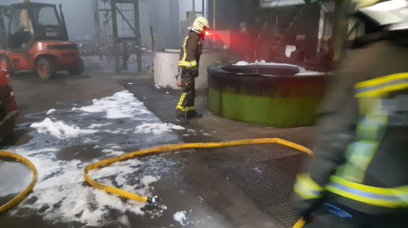 Los bomberos extinguen un incendio en una fbrica de Reinosa