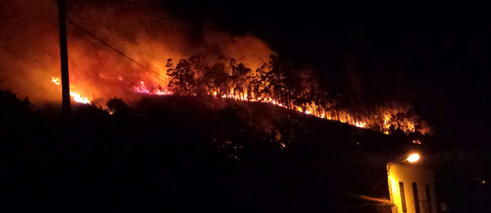Los bomberos del 112 extinguen un incendio forestal en La Cavada