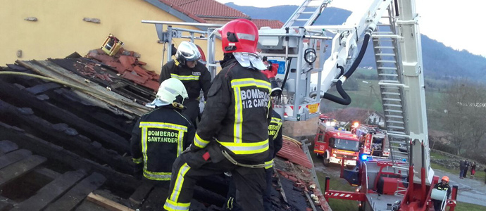 Los bomberos del 112 extinguen un incendio en el monasterio de La Canal de Vega