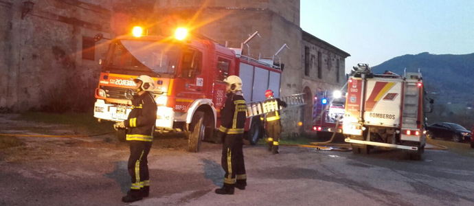 Los bomberos del 112 extinguen un incendio en el monasterio de La Canal de Vega