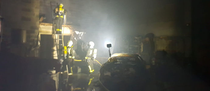 Los bomberos del 112 extinguen un incendio en una nave de Meruelo
