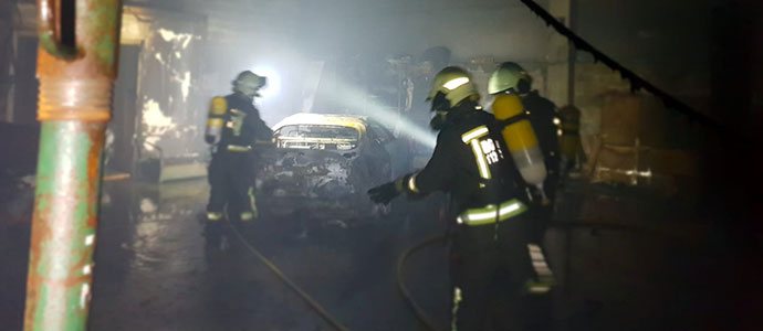Los bomberos del 112 extinguen un incendio en una nave de Meruelo