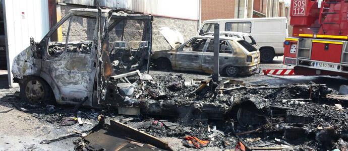 Bomberos del 112 extinguen el incendio de tres vehculos y la cubierta de un taller mecnico