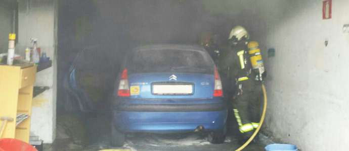 Bomberos del 112 extinguen el incendio de un vehculo estacionado en un bajo en Laredo