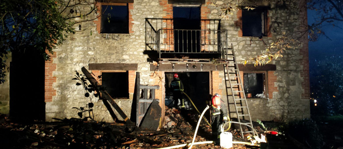 Bomberos del 112 extinguen un incendio en una vivienda de Ajo