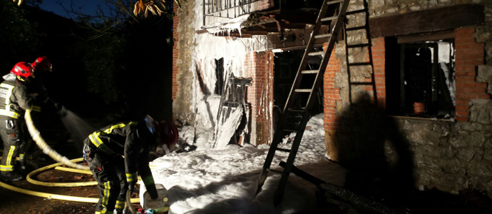 Bomberos del 112 extinguen un incendio en una vivienda de Ajo