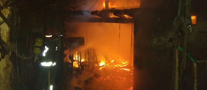 Los bomberos del 112 extinguen un incendio en una vivienda de Ampuero 