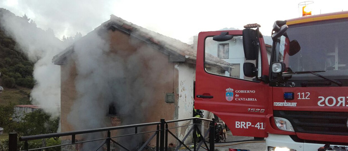 Los bomberos del 112 extinguen un incendio en una vivienda deshabitada de Potes 