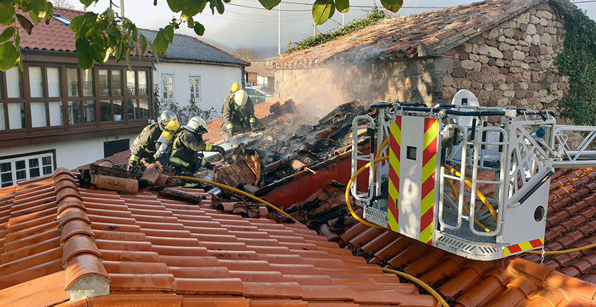 Los Bomberos del 112 extinguen un incendio en una vivienda de Espinilla