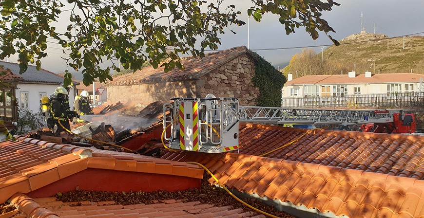 Los Bomberos del 112 extinguen un incendio en una vivienda de Espinilla