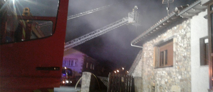 Bomberos del 112 extinguen un incendio en una vivienda de Orzales