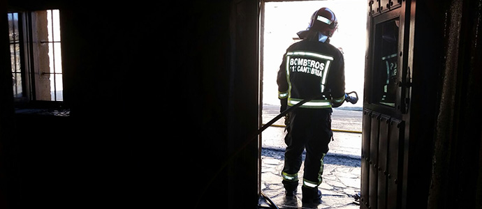 Los bomberos del 112 extinguen un incendio en una vivienda de Polaciones