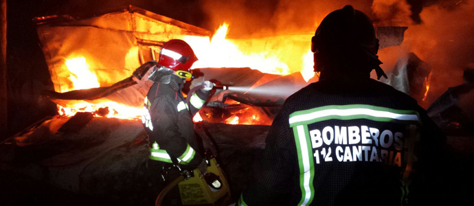 Los bomberos del 112 extinguen un incendio en una vivienda prefabricada de Sarn
