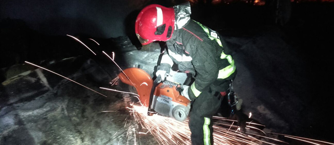Los bomberos del 112 extinguen un incendio en una vivienda prefabricada de Sarn