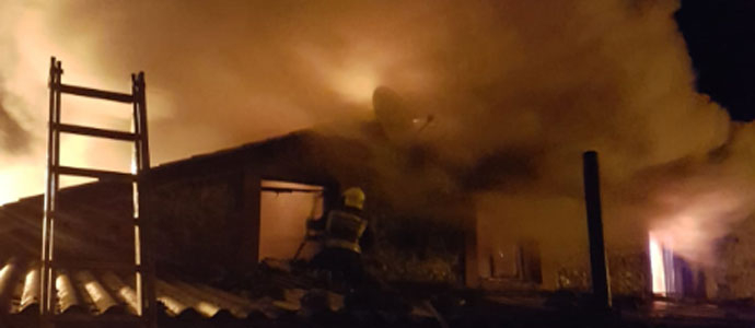 Bomberos del 112 extinguen un incendio en una vivienda de Rozadio