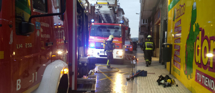 Bomberos del 112 extinguen un incendio en una vivienda de Santoa