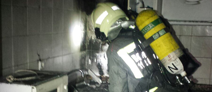 Los bomberos del 112 extinguen un incendio en una vivienda de Santoa