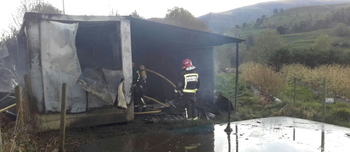 Los bomberos del 112 extinguen un incendio en una vivienda de Santoa