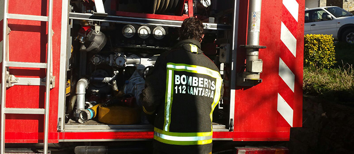 Bomberos del 112 extinguen un incendio en una vivienda en Soba 