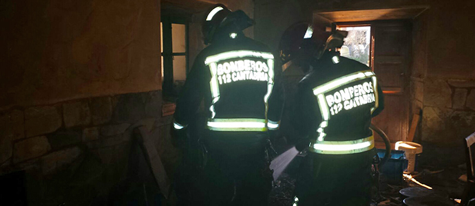 Bomberos del 112 extinguen un incendio en una vivienda en Soba 